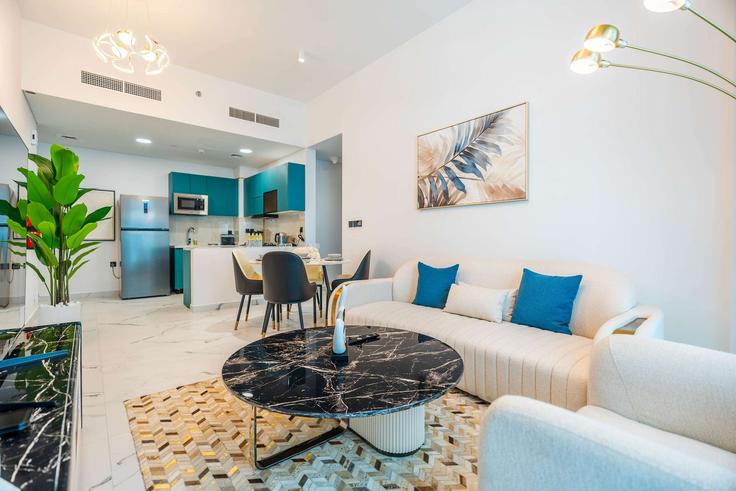 Al Barsha, Dubai 소재 Building Tariaq Bedon Esm - airdxb - 1373666 유닛에 마련된, 현대적인 가구로 꾸며진 우아한 디자인의 거실 Al Barsha, Dubai 소재 Building Tariaq Bedon Esm - airdxb - 1373666 유닛에 마련된, 현대적인 가구로 꾸며진 우아한 디자인의 거실