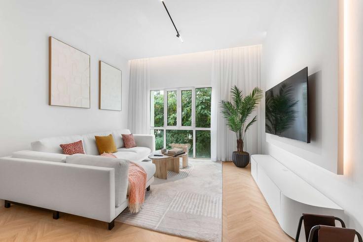 Sala de estar elegantemente projetada com móveis modernos em um apartamento no Building Tariaq Bedon Esm - airdxb - 1375244 em Jebel Ali Village, Dubai Sala de estar elegantemente projetada com móveis modernos em um apartamento no Building Tariaq Bedon Esm - airdxb - 1375244 em Jebel Ali Village, Dubai