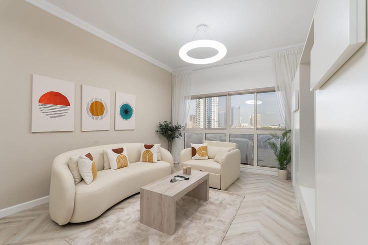 Al Hebiah Fourth, Dubai 소재 Building Tariaq Bedon Esm - airdxb - 1375246 유닛에 마련된, 현대적인 가구로 꾸며진 우아한 디자인의 거실