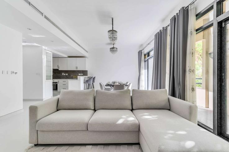 Salle de séjour élégante avec mobilier moderne dans un appartement à Building 1A Street - airdxb - 1375243 à Al Barsha, Dubai Salle de séjour élégante avec mobilier moderne dans un appartement à Building 1A Street - airdxb - 1375243 à Al Barsha, Dubai