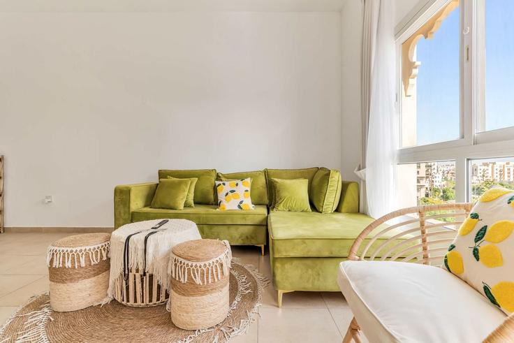 Salle de séjour élégante avec mobilier moderne dans un appartement à Building Tariaq Bedon Esm - airdxb - 1377369 à Al Hebiah Fifth, Dubai