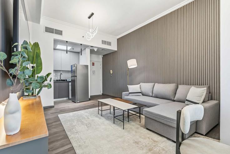 Elegante sala de estar con mobiliario moderno en un apartamento en Building Tariaq Bedon Esm - airdxb - 1380773 en JLT, Dubai