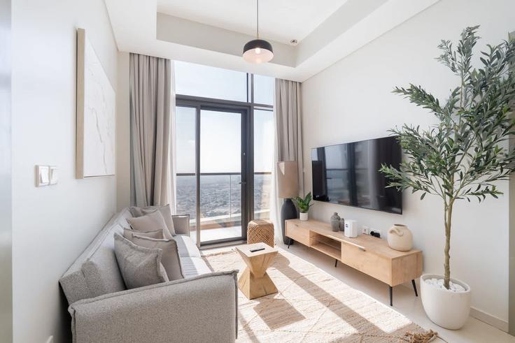 Elegant gestaltetes Wohnzimmer mit moderner Einrichtung in einer Wohnung im Building Tariaq Bedon Esm - airdxb - 1382154 in Business Bay, Dubai Elegant gestaltetes Wohnzimmer mit moderner Einrichtung in einer Wohnung im Building Tariaq Bedon Esm - airdxb - 1382154 in Business Bay, Dubai