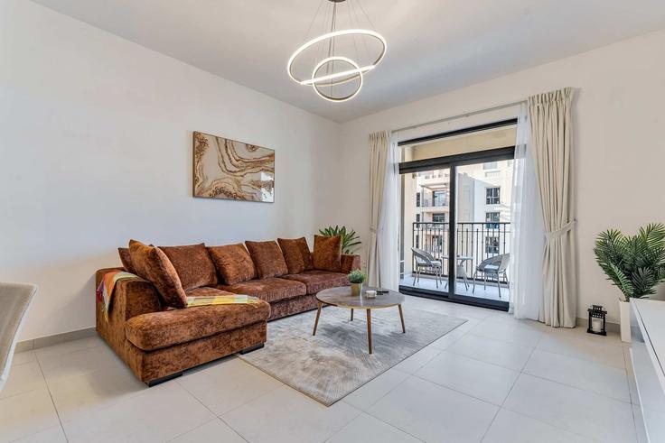 Sala de estar elegantemente projetada com móveis modernos em um apartamento no Building 27th Street - airdxb - 1377800 em Umm Suqeim Third, Dubai