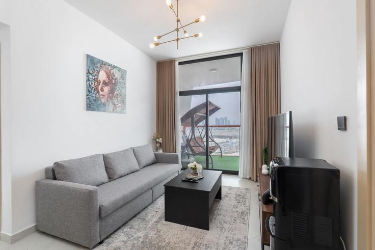 Salle de séjour élégante avec mobilier moderne dans un appartement à Building Tariaq Bedon Esm - airdxb - 1387173 à Al Jadaf, Dubai