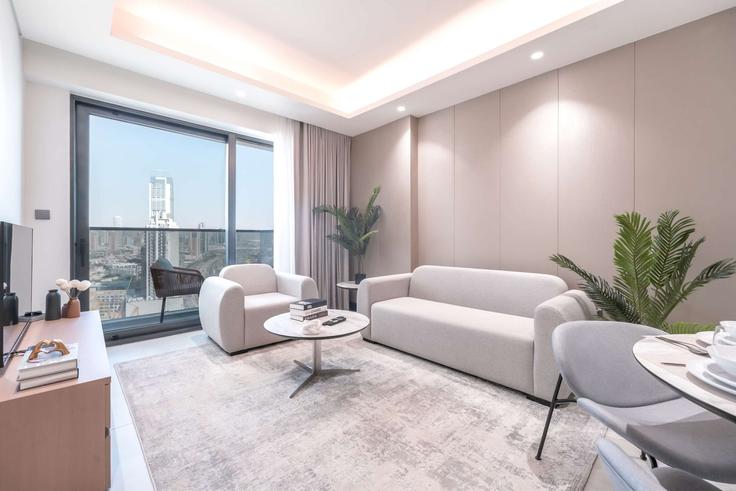 Dubai Al Barsha South FifthのBuilding Orchid St - airdxb - 1387174のアパートメントにある、モダンな家具を備えたエレガントなデザインのリビングルーム