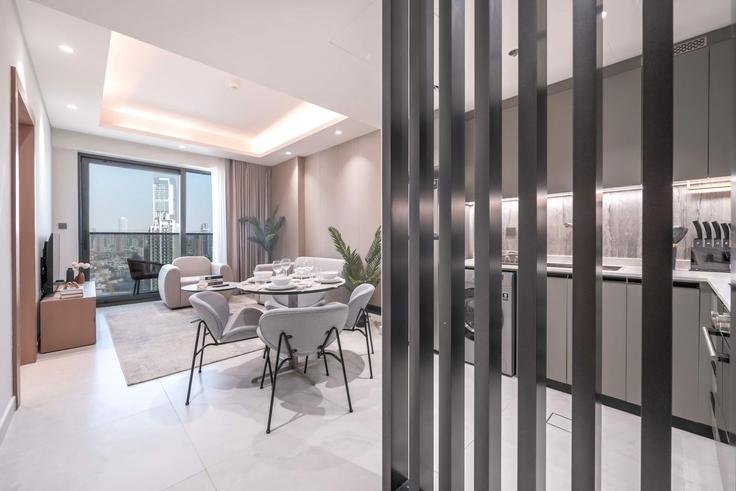 Dubai Al Barsha South FifthのBuilding Orchid St - airdxb - 1387175のアパートメントにある、モダンな家具を備えたエレガントなデザインのリビングルーム