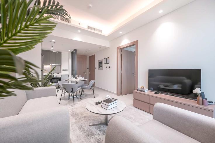 Dubai Al Barsha South FifthのBuilding Orchid St - airdxb - 1387171のアパートメントにある、モダンな家具を備えたエレガントなデザインのリビングルーム