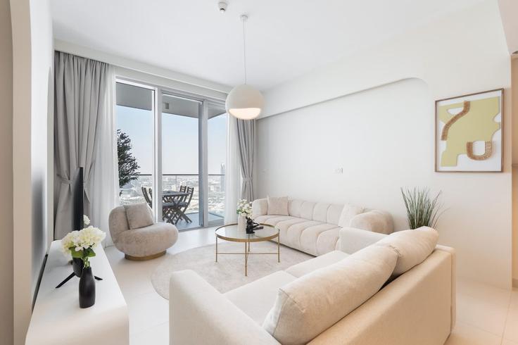 Al Kheeran First, Dubai에 위치한 Building Tariaq Bedon Esm - airdxb - 1313351 - DXB 유닛의 세련된 인테리어가 돋보이는 거실