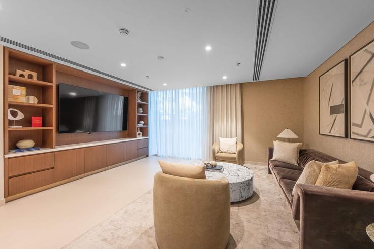 Building Tariaq Bedon Esm - airdxb - 1389790 adresindeki bir dairede modern mobilyalarla zarif bir şekilde tasarlanmış oturma odası Marsa Dubai, Dubai Building Tariaq Bedon Esm - airdxb - 1389790 adresindeki bir dairede modern mobilyalarla zarif bir şekilde tasarlanmış oturma odası Marsa Dubai, Dubai