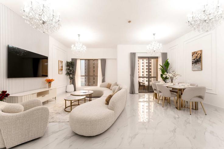 Elegant gestaltetes Wohnzimmer mit moderner Einrichtung in einer Wohnung im Building Breih Street - airdxb - 1459752 in Dubai Marina, Dubai