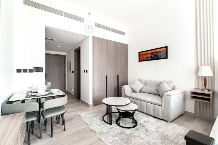 Building Tariaq Bedon Esm - airdxb - 1461786 adresindeki bir dairede modern mobilyalarla zarif bir şekilde tasarlanmış oturma odası Al Barsha South Third, Dubai