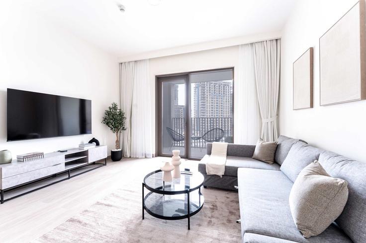 Salle de séjour élégante avec mobilier moderne dans un appartement à Building Tariaq Bedon Esm - airdxb - 1495712 à Al Kheeran First, Dubai