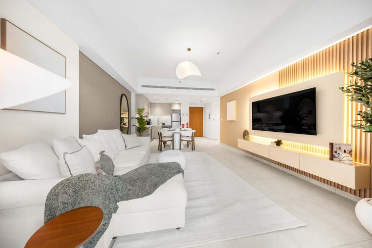 Dubai Umm Suqeim ThirdのBuilding Umm Suqeim Street - airdxb - 1503180のアパートメントにある、モダンな家具を備えたエレガントなデザインのリビングルーム