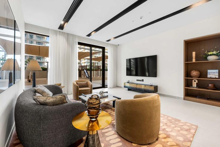 Dubai Marsa DubaiのBuilding Tariaq Bedon Esm - airdxb - 1512839のアパートメントにある、モダンな家具を備えたエレガントなデザインのリビングルーム