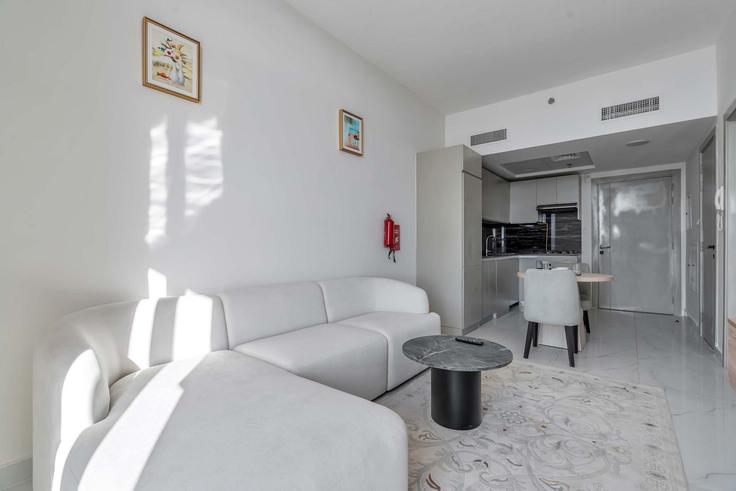 Elegant gestaltetes Wohnzimmer mit moderner Einrichtung in einer Wohnung im Building Sheikh Zayed Road - airdxb - 1514366 in Dubai, Dubai