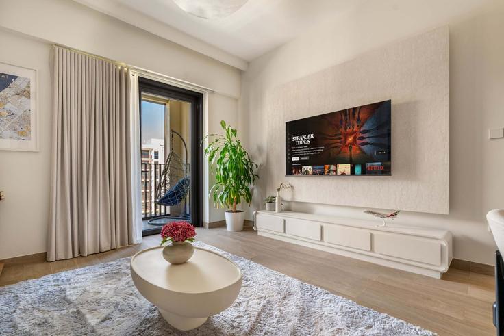 Sala de estar elegantemente projetada com móveis modernos em um apartamento no Building Tariaq Bedon Esm - airdxb - 1514784 em Al Kheeran First, Dubai