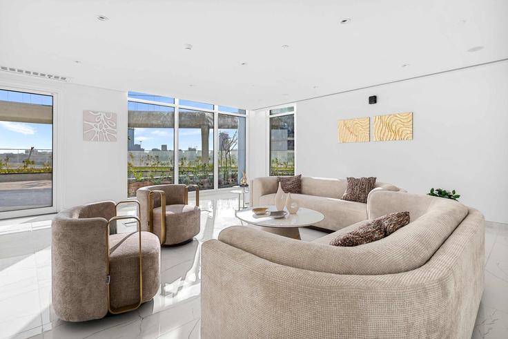 Elegant gestaltetes Wohnzimmer mit moderner Einrichtung in einer Wohnung im Building Tariaq Bedon Esm - airdxb - 1522222 in Al Barsha South Third, Dubai