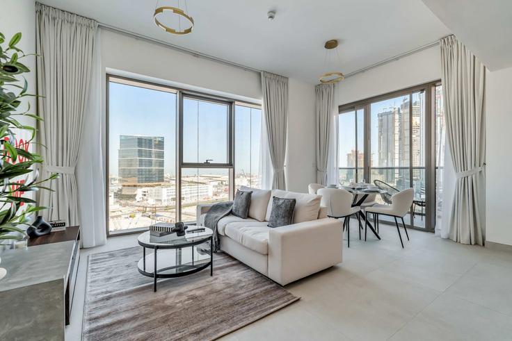 Salle de séjour élégante avec mobilier moderne dans un appartement à Building Sheikh Rashid Road - airdxb - 1522995 à Madinat Dubai Al Melaheyah, Dubai