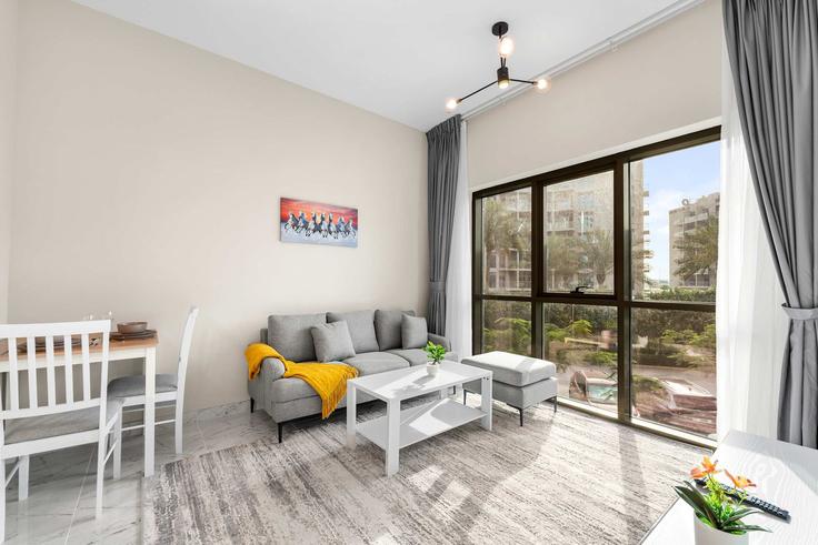 Sala de estar elegantemente projetada com móveis modernos em um apartamento no Building Tariaq Bedon Esm - airdxb - 1523457 em Dubai South Residential District, Dubai