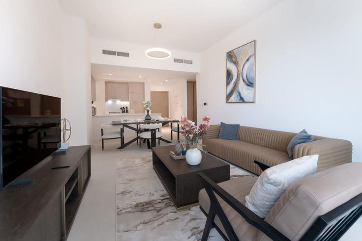 Sala de estar elegantemente projetada com móveis modernos em um apartamento no Building Tariaq Bedon Esm - airdxb - 1525595 em Madinat Dubai Al Melaheyah, Dubai