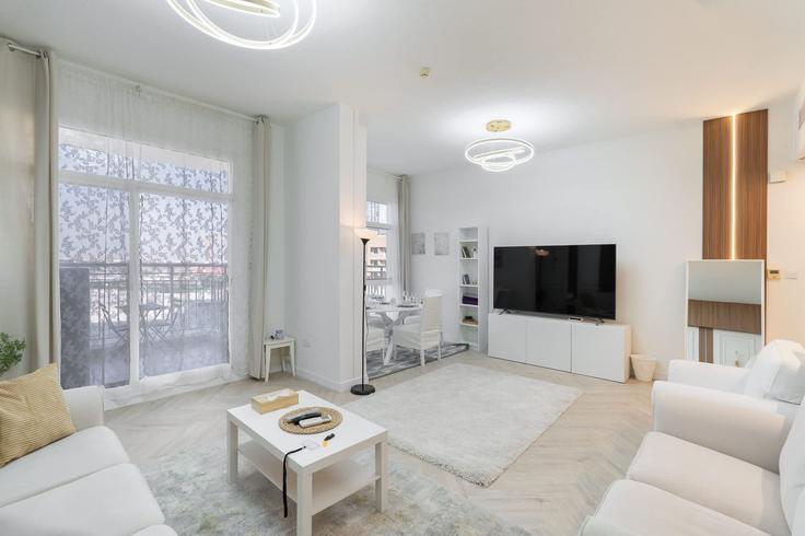 Elegant gestaltetes Wohnzimmer mit moderner Einrichtung in einer Wohnung im Building Tariaq Bedon Esm - airdxb - 1353120 in Wadi Al Safa 2, Dubai