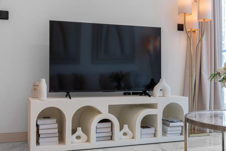 Elegant gestaltetes Wohnzimmer mit moderner Einrichtung in einer Wohnung im Building Unnamed Road - airdxb - 1584038 in Nad Al Sheba, Dubai Elegant gestaltetes Wohnzimmer mit moderner Einrichtung in einer Wohnung im Building Unnamed Road - airdxb - 1584038 in Nad Al Sheba, Dubai