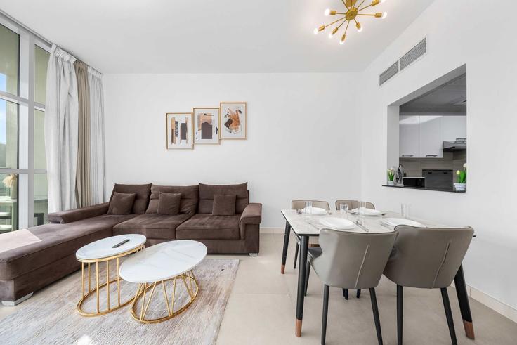 Salle de séjour élégante avec mobilier moderne dans un appartement à Building Summer 2 - airdxb - 1648328 à Al Barsha South Fourth, Dubai