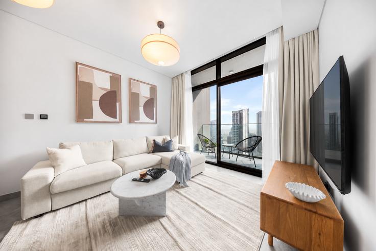 Elegante sala de estar con mobiliario moderno en un apartamento en Building Al Khaleej Al Tejari 1 Street - airdxb - 1610949 en Business Bay, Dubai Elegante sala de estar con mobiliario moderno en un apartamento en Building Al Khaleej Al Tejari 1 Street - airdxb - 1610949 en Business Bay, Dubai