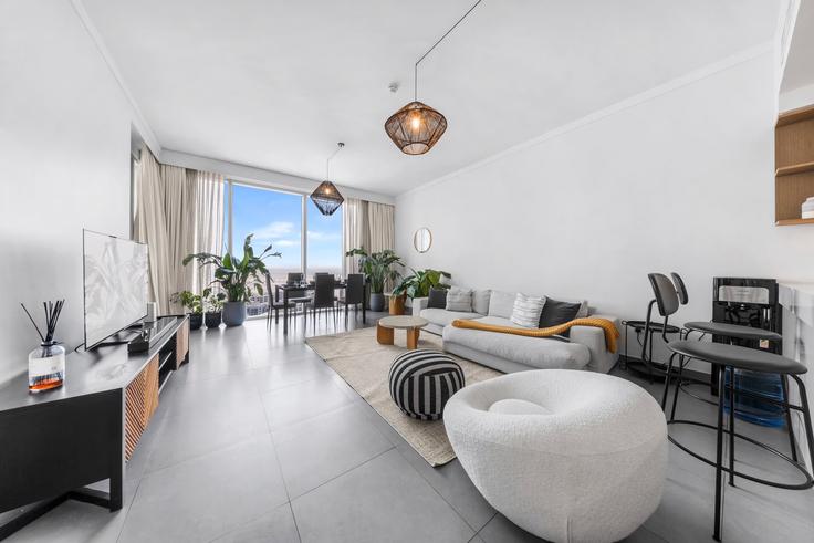 Elegant gestaltetes Wohnzimmer mit moderner Einrichtung in einer Wohnung im Building Unnamed Road - airdxb - 1631249 in Al Kheeran First, Dubai Elegant gestaltetes Wohnzimmer mit moderner Einrichtung in einer Wohnung im Building Unnamed Road - airdxb - 1631249 in Al Kheeran First, Dubai