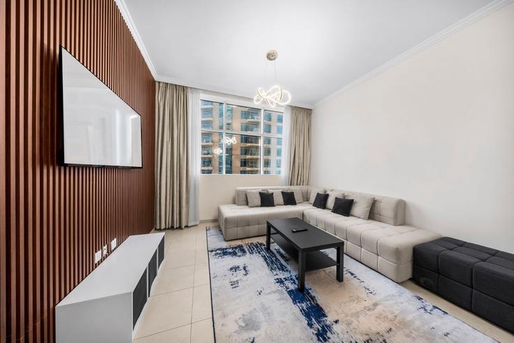 Dubai Al Barsha South FifthのBuilding Al Khail Road - airdxb - 1637112のアパートメントにある、モダンな家具を備えたエレガントなデザインのリビングルーム Dubai Al Barsha South FifthのBuilding Al Khail Road - airdxb - 1637112のアパートメントにある、モダンな家具を備えたエレガントなデザインのリビングルーム