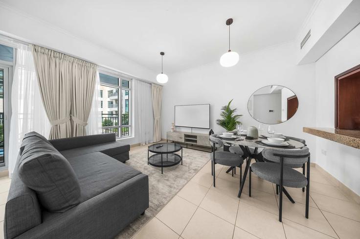 Elegante sala de estar con mobiliario moderno en un apartamento en Building Al Asayel Street - airdxb - 1601755 en Downtown Dubai, Dubai Elegante sala de estar con mobiliario moderno en un apartamento en Building Al Asayel Street - airdxb - 1601755 en Downtown Dubai, Dubai