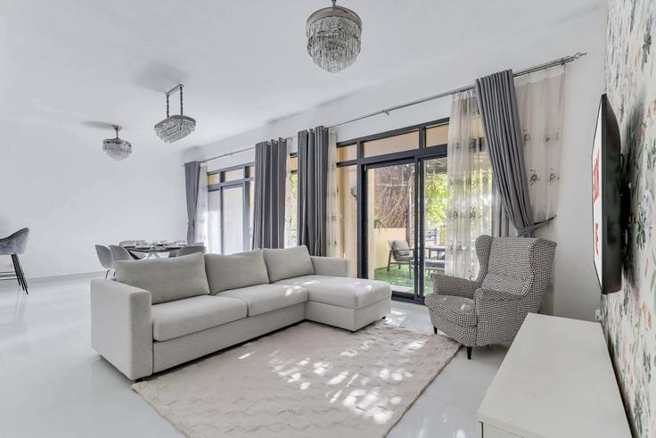 Salle de séjour élégante avec mobilier moderne dans un appartement à Building 1A Street - airdxb - 1375243 à Al Barsha, Dubai