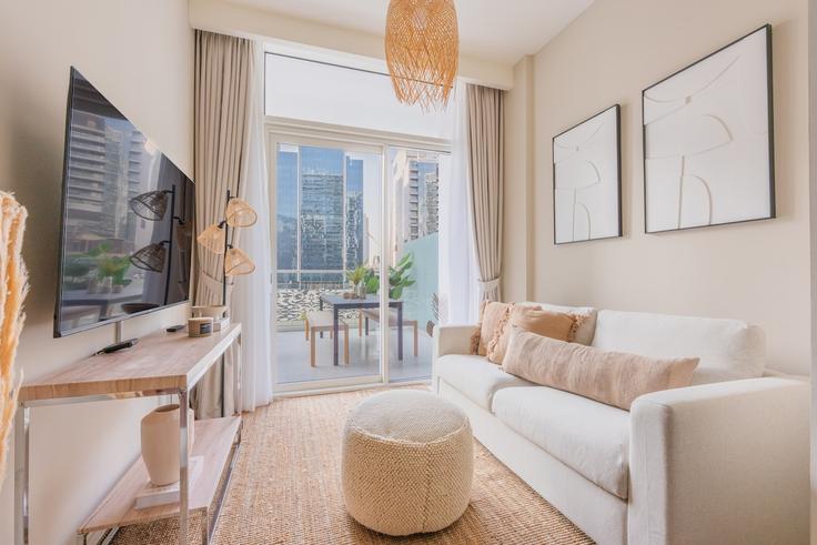 Business Bay, Dubai에 위치한 Building Vera Tower - airdxb - 1030542 - DXB 아파트의 세련된 인테리어가 돋보이는 거실 Business Bay, Dubai에 위치한 Building Vera Tower - airdxb - 1030542 - DXB 아파트의 세련된 인테리어가 돋보이는 거실