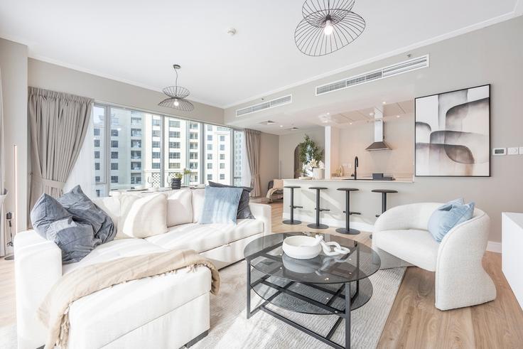 Dubai Marina, Dubai에 위치한 Building Attessa - airdxb - 1030559 - DXB 아파트의 세련된 인테리어가 돋보이는 거실