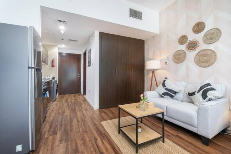 Elegant gestaltetes Wohnzimmer mit moderner Einrichtung in einer Wohnung im Building Royale Residences Tower 2 - airdxb - 1030575 - DXB in Dubai, Dubai