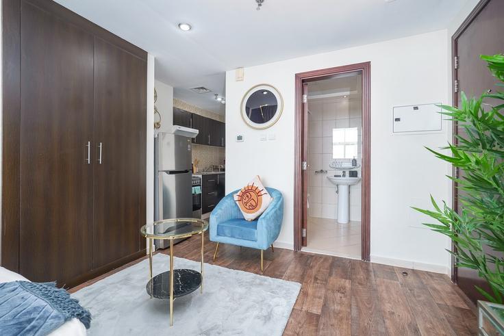 Elegant gestaltetes Wohnzimmer mit moderner Einrichtung in einer Wohnung im Building Royal Residence 1 - airdxb - 1030563 - DXB in Dubai, Dubai