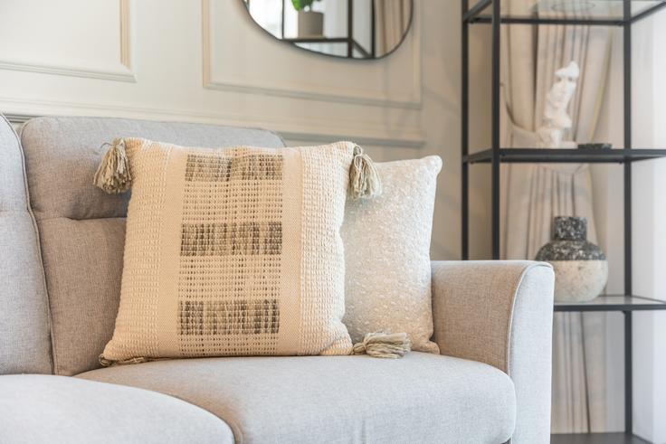 Elegante sala de estar con mobiliario moderno en un apartamento en Building Gardenia Livings - airdxb - 1030807 - DXB en Arjan-Dubailand, Dubai