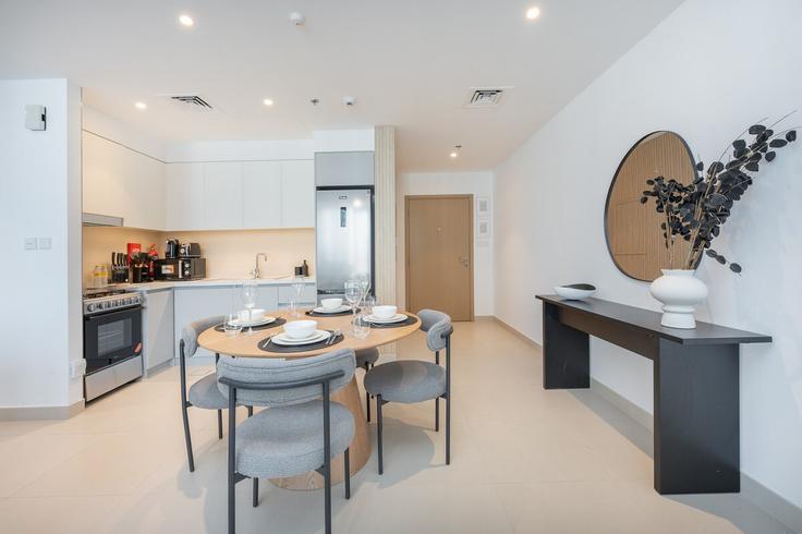 Elegante sala de estar con mobiliario moderno en un apartamento en Building Creek Horizon Tower 2 - airdxb - 1030583 - DXB en Ras Al Khor, Dubai Elegante sala de estar con mobiliario moderno en un apartamento en Building Creek Horizon Tower 2 - airdxb - 1030583 - DXB en Ras Al Khor, Dubai