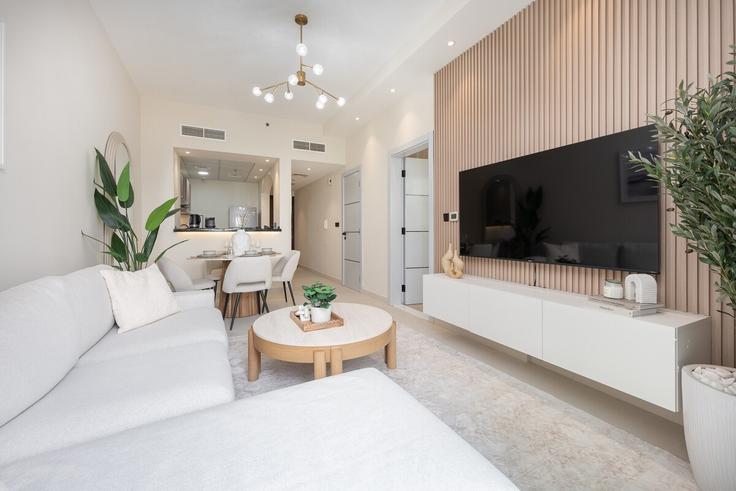 Elegante sala de estar con mobiliario moderno en un apartamento en Building La Residence - airdxb - 1030721 - DXB en Jumeirah Village, Dubai