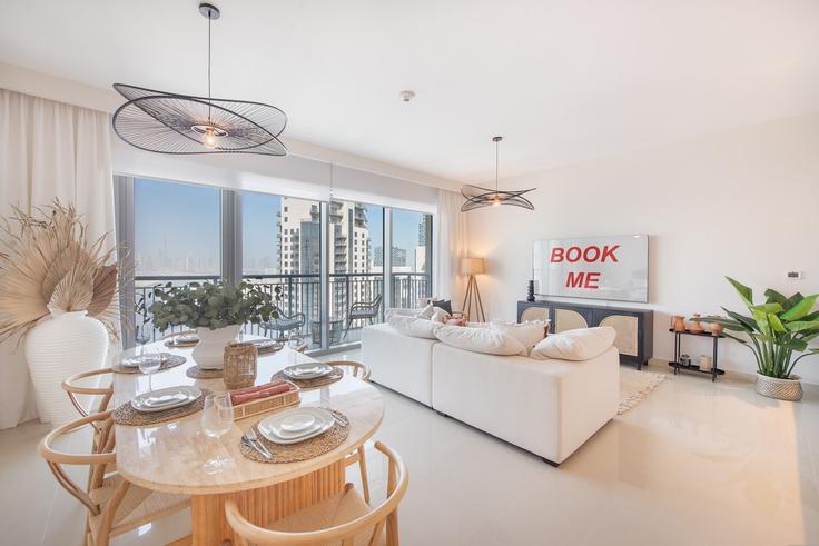 Building Harbour Views Tower 2 - airdxb - 1030294 - DXB adresindeki bir dairede modern mobilyalarla zarif bir şekilde tasarlanmış oturma odası Ras Al Khor, Dubai