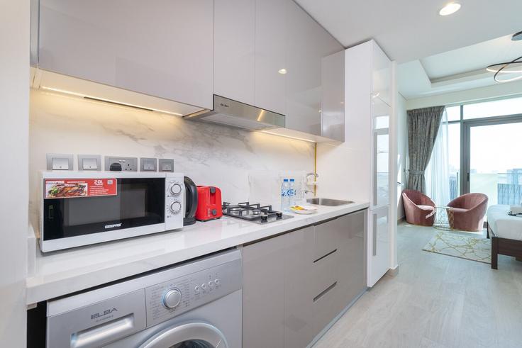 Cocina funcional y elegante con equipamiento de alta gama en un apartamento de lujo en Building Farhad Azizi Residences - airdxb - 1030351 - DXB en Al Jaddaf, Dubai Cocina funcional y elegante con equipamiento de alta gama en un apartamento de lujo en Building Farhad Azizi Residences - airdxb - 1030351 - DXB en Al Jaddaf, Dubai