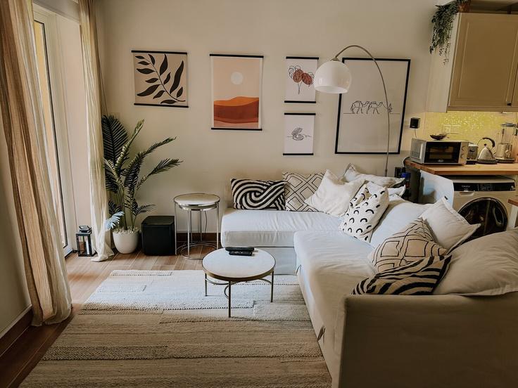 Jumeirah Village, Dubai에 위치한 Building Summer 1 - airdxb - 1030535 - DXB 아파트의 세련된 인테리어가 돋보이는 거실