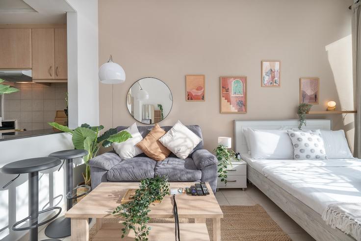 Dubai Jebel Ali VillageのBuilding Dubai house - Building 20 - airdxb - 1030218 - DXBのアパートメントにある、モダンな家具を備えたエレガントなデザインのリビングルーム Dubai Jebel Ali VillageのBuilding Dubai house - Building 20 - airdxb - 1030218 - DXBのアパートメントにある、モダンな家具を備えたエレガントなデザインのリビングルーム