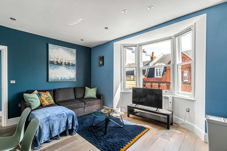 Sala de estar elegantemente projetada com móveis modernos em um apartamento no Building East Street - airhost-agency - 1351199 em Brighton, Brighton