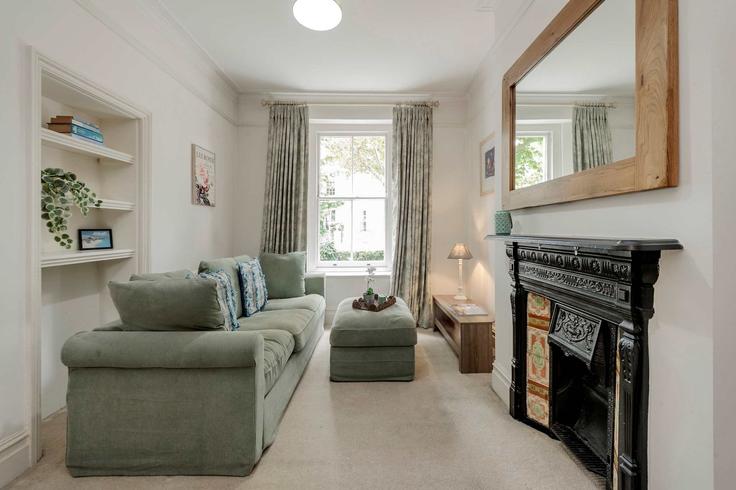 Building Hammersmith Grove - airpeaceofmind - 1287539 - LON adresindeki bir dairede modern mobilyalarla zarif bir şekilde tasarlanmış oturma odası London Borough of Hammersmith and Fulham, London