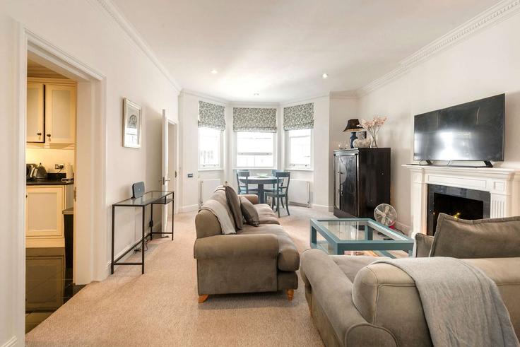 Elegant gestaltetes Wohnzimmer mit moderner Einrichtung in einer Wohnung im Building Cranley Gardens - airpeaceofmind - 1583668 in Royal Borough of Kensington and Chelsea, London Elegant gestaltetes Wohnzimmer mit moderner Einrichtung in einer Wohnung im Building Cranley Gardens - airpeaceofmind - 1583668 in Royal Borough of Kensington and Chelsea, London