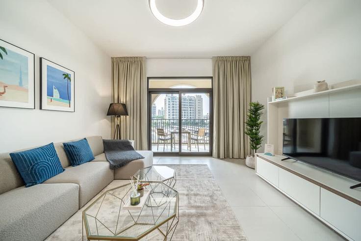 Sala de estar elegantemente projetada com móveis modernos em um apartamento no Building 27th Street - airstay-holiday-homes-llc-1 - 1525291 em Umm Suqeim Third, Dubai Sala de estar elegantemente projetada com móveis modernos em um apartamento no Building 27th Street - airstay-holiday-homes-llc-1 - 1525291 em Umm Suqeim Third, Dubai
