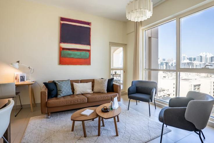 Al Barsha, Dubai에 위치한 Building Al Pherdan - airstay-holiday-homes-llc-1 - 1525299 유닛의 세련된 인테리어가 돋보이는 거실 Al Barsha, Dubai에 위치한 Building Al Pherdan - airstay-holiday-homes-llc-1 - 1525299 유닛의 세련된 인테리어가 돋보이는 거실