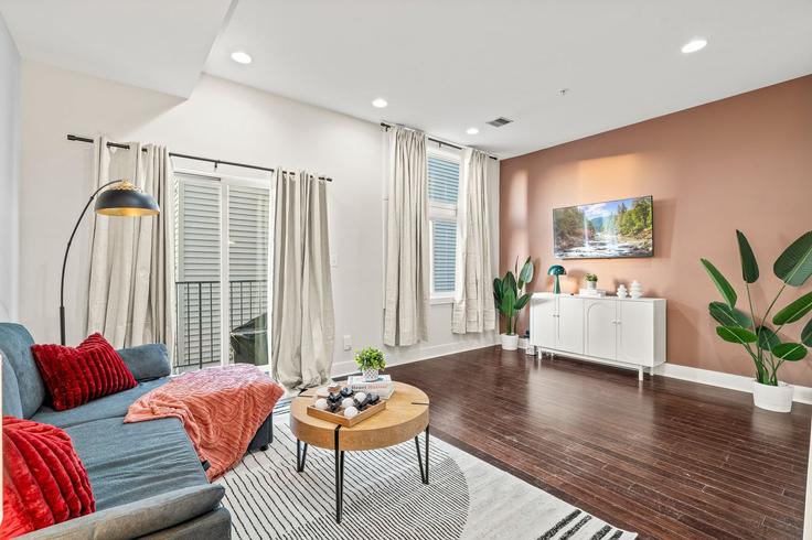 Salle de séjour élégante avec mobilier moderne dans un appartement à Building North Broad Street - airvevo-getaways - 1346818 à Philadelphia, Philadelphia